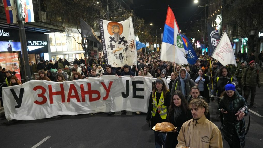 Demon&scaron;tranti sa &uacute;častnia na proteste &scaron;tudentov.