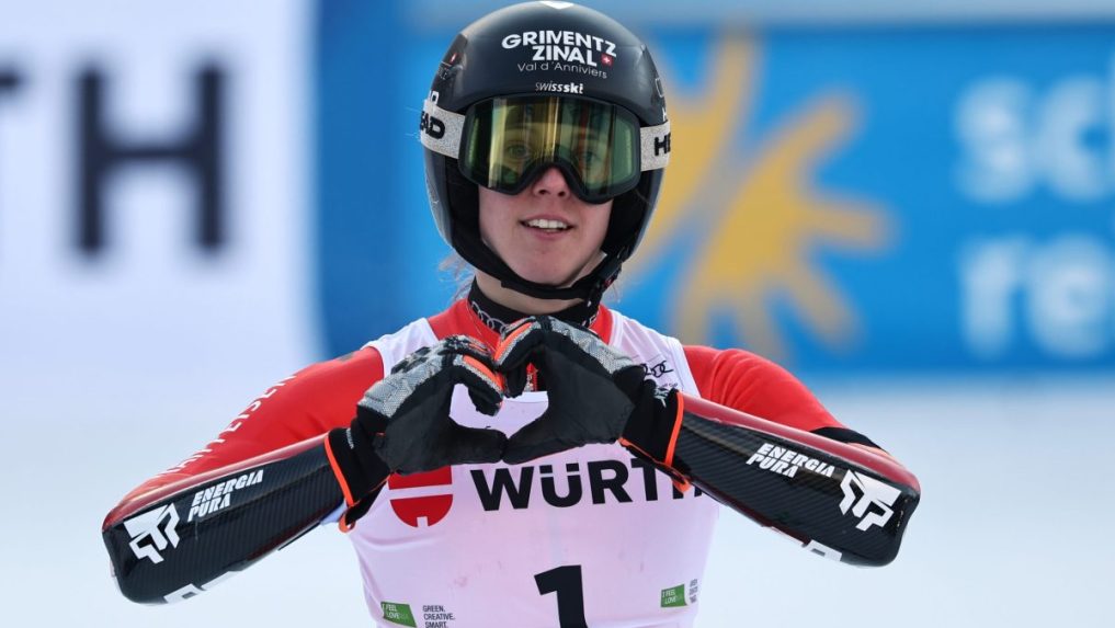 Švajčiarska lyžiarka Camille Rastová sa teší z výhry.