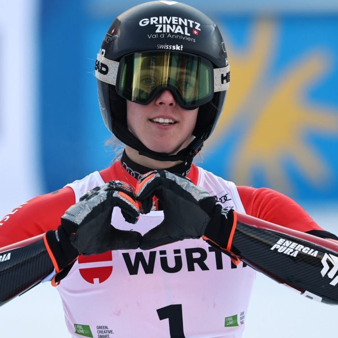 Švajčiarska lyžiarka Camille Rastová sa teší z výhry.