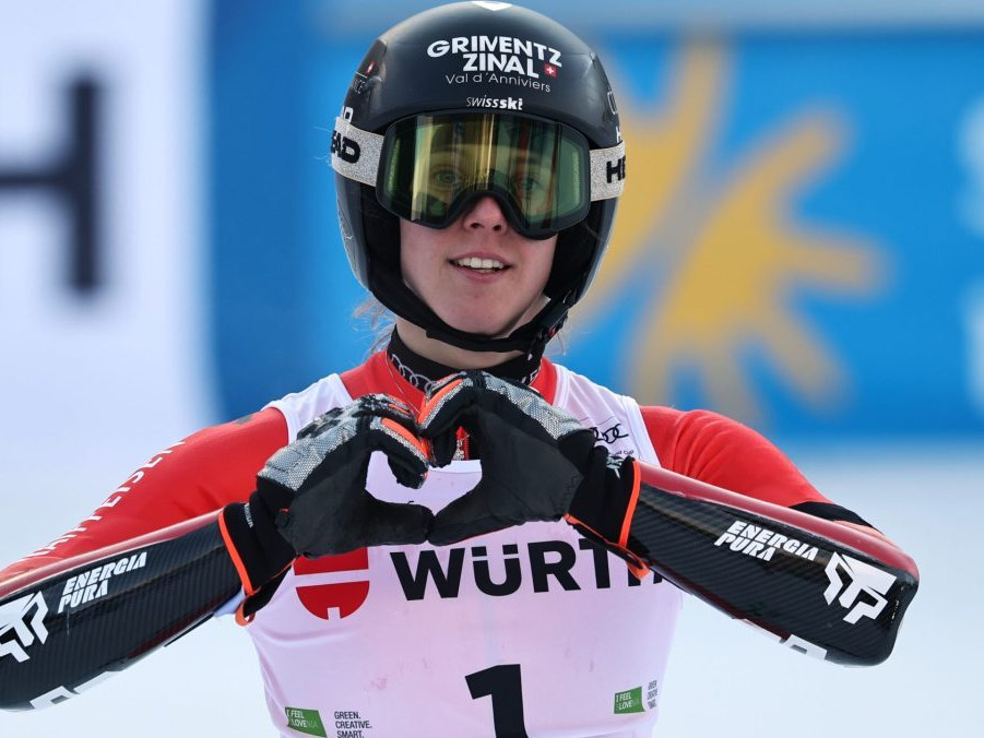 Švajčiarska lyžiarka Camille Rastová sa teší z výhry.