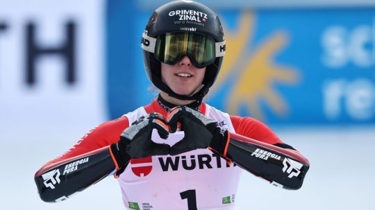 Švajčiarska lyžiarka Camille Rastová sa teší z výhry.