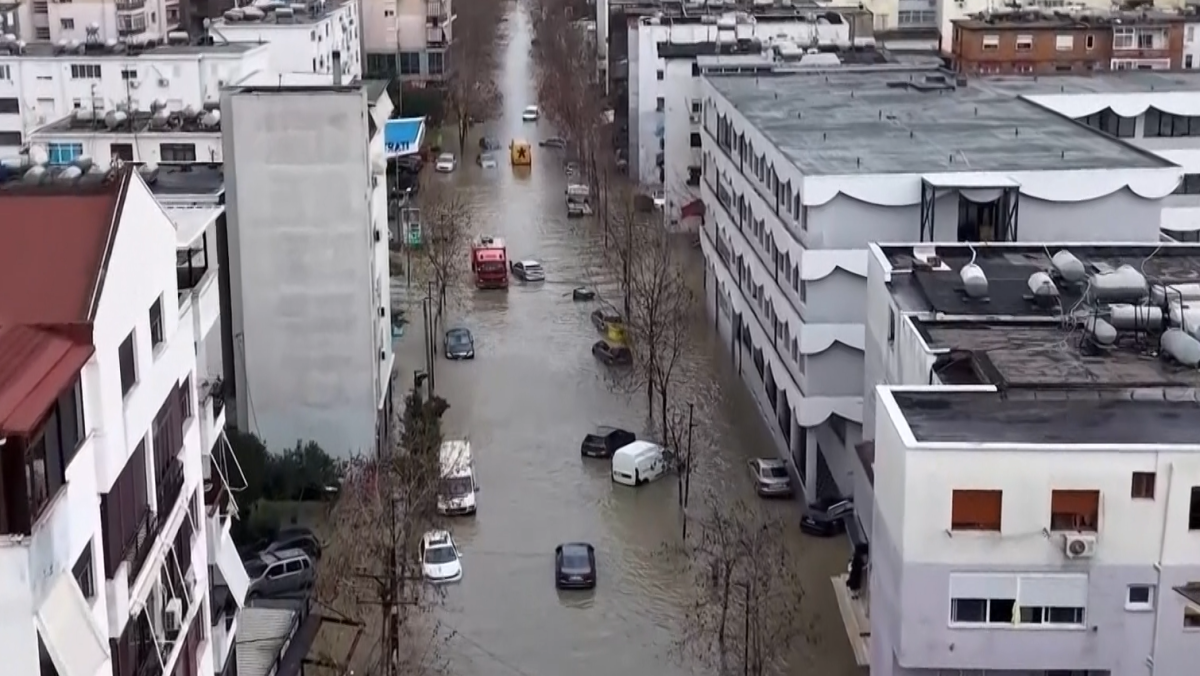 VIDEO: Balk&aacute;nske krajiny bojuj&uacute; so siln&yacute;m snežen&iacute;m i dažďom. V Sarajeve hl&aacute;sia jednu obeť, viacer&eacute; miesta s&uacute; bez pr&uacute;du