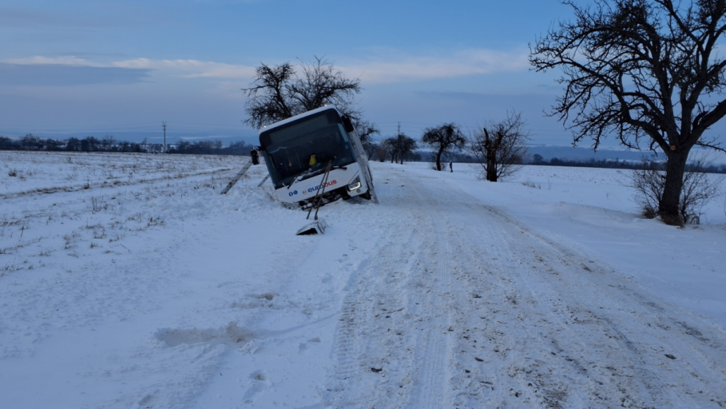 Autobus zišiel z cesty a skončil mimo vozovky.