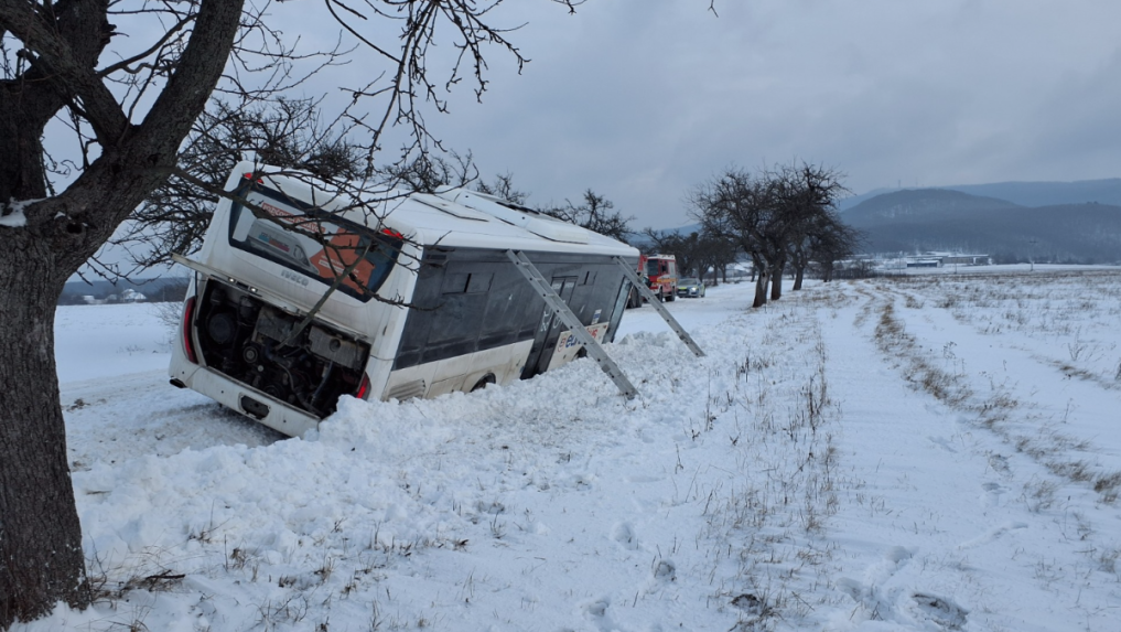 Autobus sa zasekol v polohe, ktor&Atilde;&Acirc;&iexcl; neumo&Atilde;&Acirc;&frac34;&Atilde;&Acirc;ovala otvorenie dver&Atilde;&Acirc;&shy;.