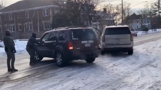 Na snímke streľba v Minneapolise.