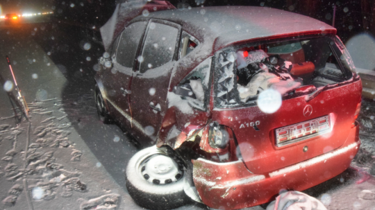 Vozidlo Mercedes Benz z dôvodu poruchy stálo na krajnici.