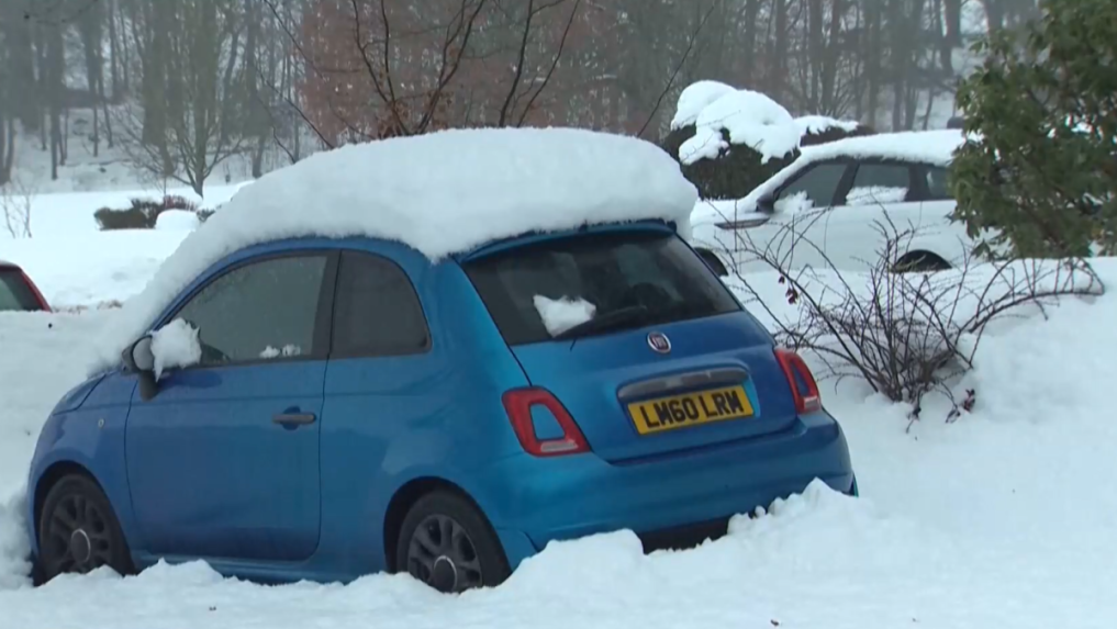 Na snímke zasnežené auto.