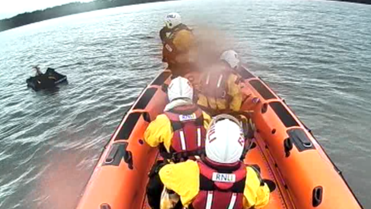 Brit chcel dopl&aacute;vať na ostrov pri &Scaron;k&oacute;tsku na nafukovacom matraci: Z ľadovej vody ho premrznut&eacute;ho vytiahli z&aacute;chran&aacute;ri