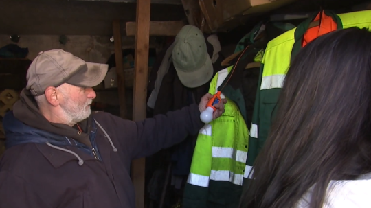 Pán Oto spal celé roky v garáži.