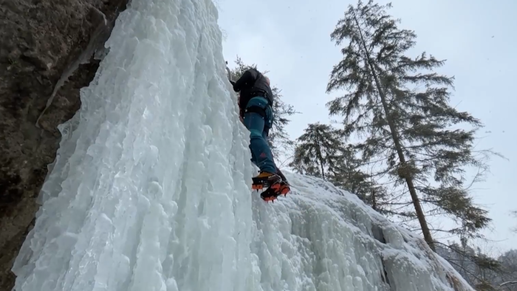 Ľadolezci si ľadolezenie v Slovenskom raji v týchto dňoch užívajú.