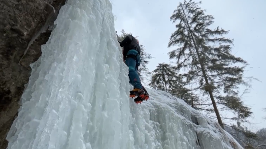 Ľadolezci si ľadolezenie v Slovenskom raji v týchto dňoch užívajú.