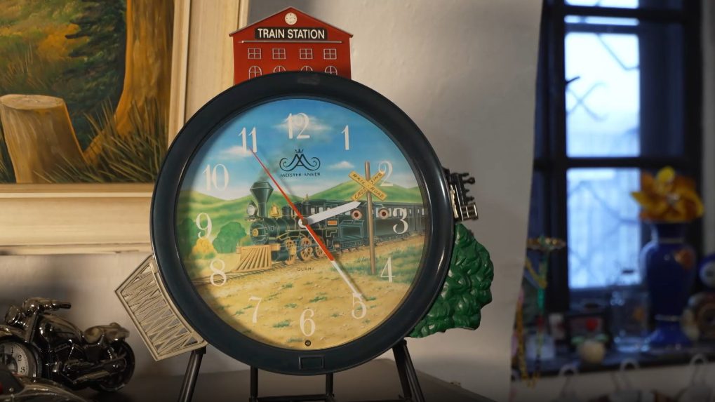 Hodiny s vlakovou t&eacute;matikou.