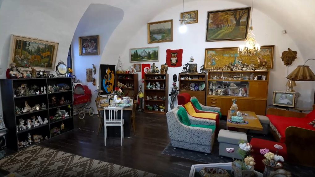 Gýč ako falošný pohľad na svet: Múzeum v Kremnici odhaľuje príbehy predmetov, ktoré nemali vzniknúť