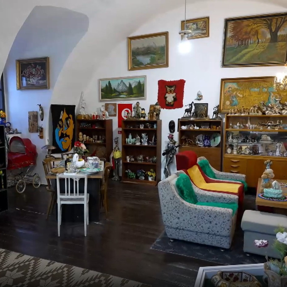 Gýč ako falošný pohľad na svet: Múzeum v Kremnici odhaľuje príbehy predmetov, ktoré nemali vzniknúť