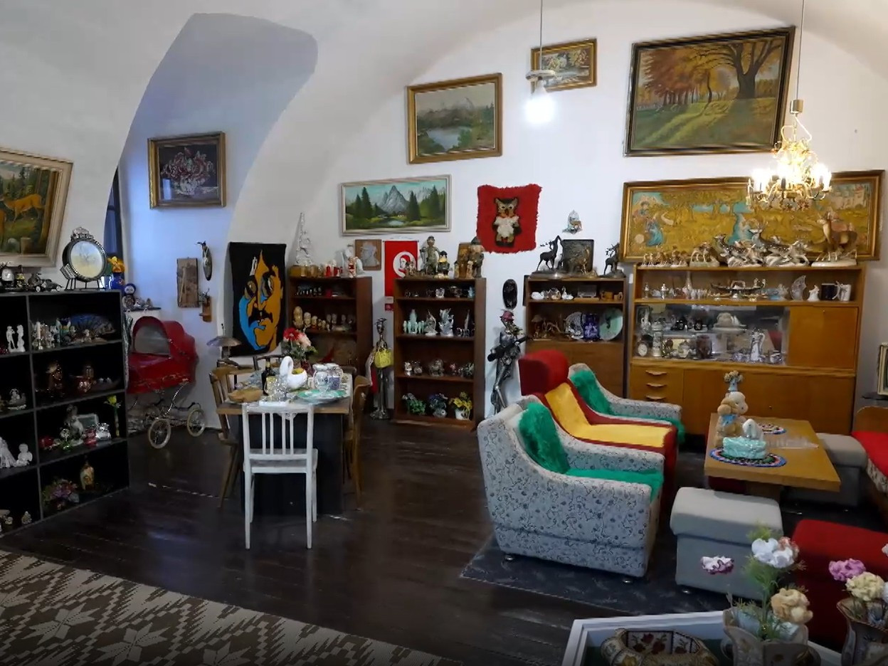 Gýč ako falošný pohľad na svet: Múzeum v Kremnici odhaľuje príbehy predmetov, ktoré nemali vzniknúť