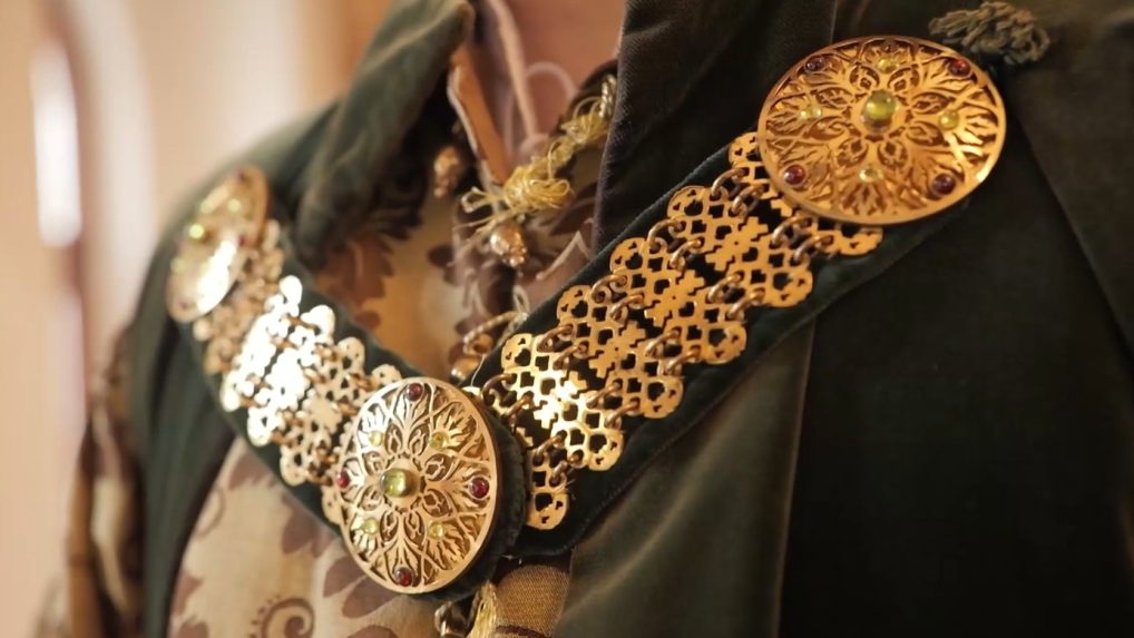 Reťaz, ktorá držala kabát na pleciach mužov.