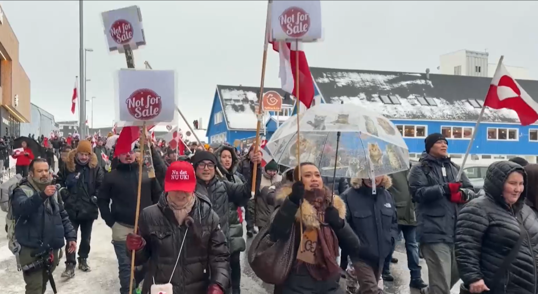 Na snímke protestujúci v Grónsku.