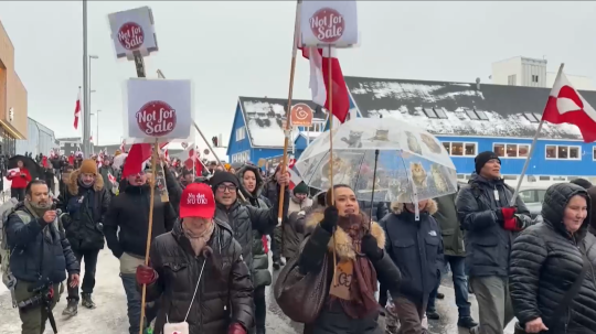 Na snímke protestujúci v Grónsku.