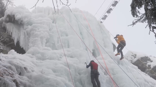 Na snímke ľadopád.