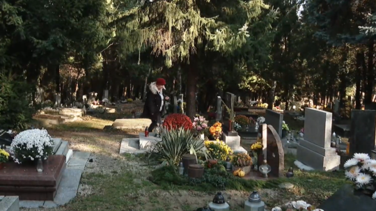 Na snímke pani Emília na cintoríne.