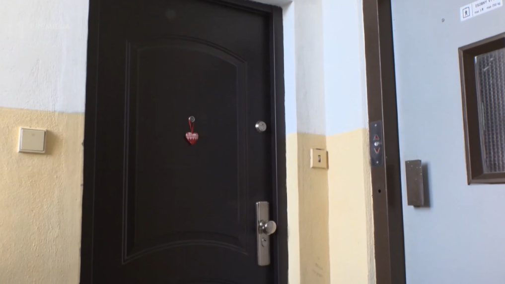 Na snímke dvere suseda Adama.