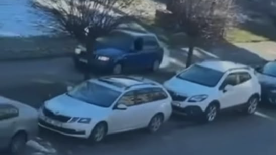 Na snímke auto na chodníku.