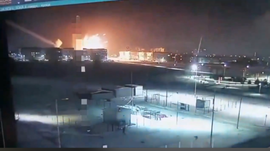 Na snímke výbuch rakety.