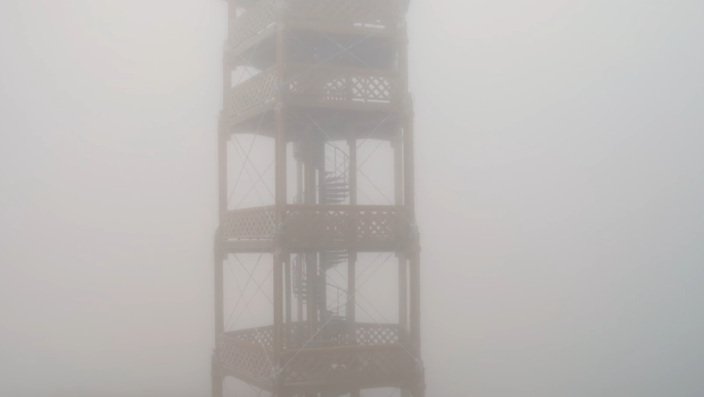 Vyhliadková veža má výšku niečo cez 30 metrov.