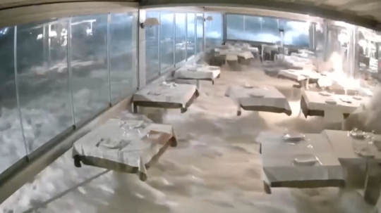 VIDEO: Búrky a prívalové vlny zasiahli Sicíliu. Voda zaplavila ulice aj reštauráciu