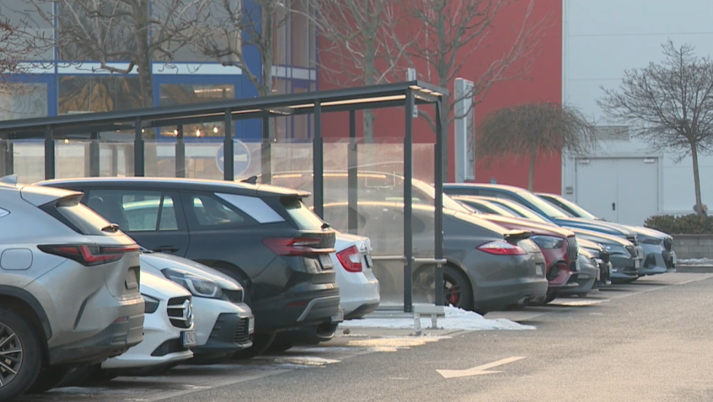 Na snímke autá na parkovisku.