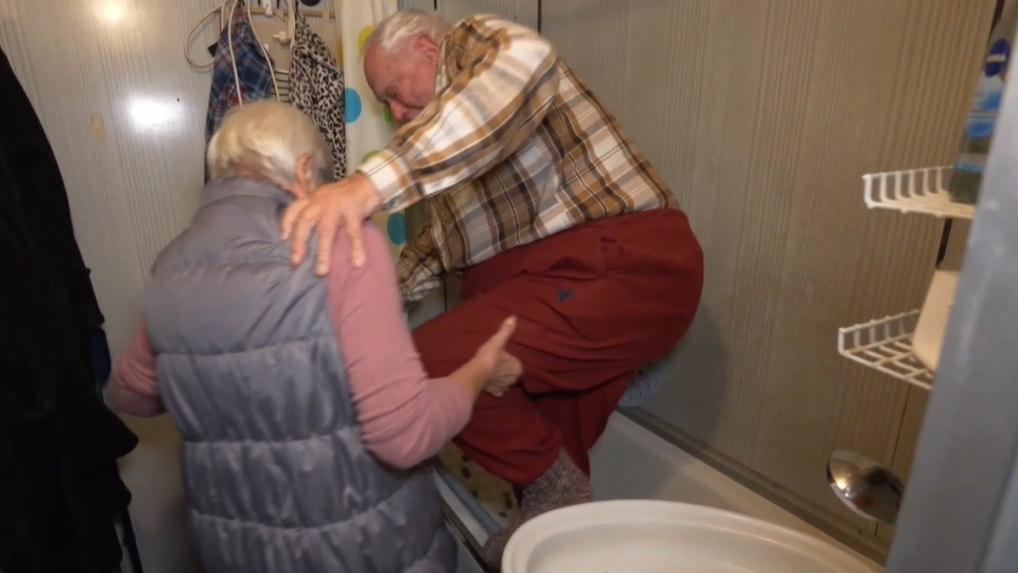 Na snímke manželia Labodovci ukazujú, ako pán Štefan vchádza do vane.