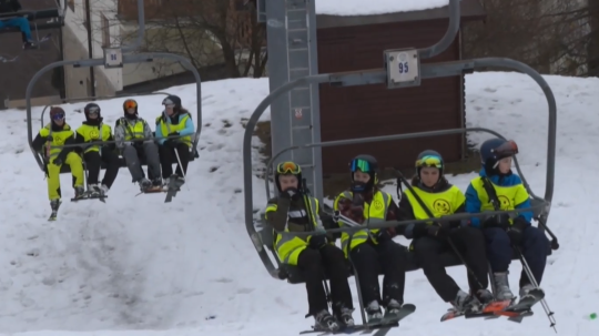 účastníci lyžiarskeho zájazdu