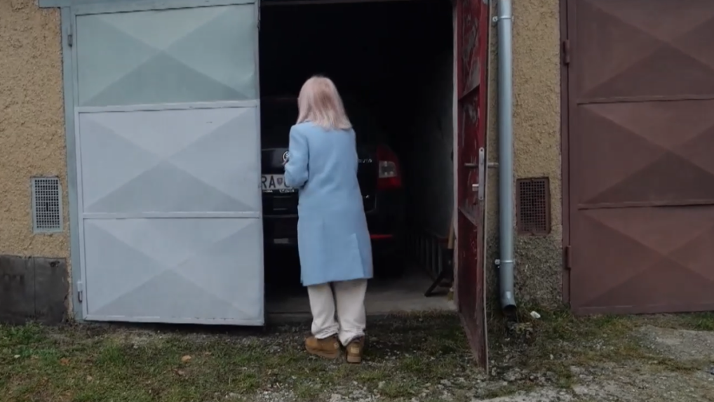 Na snímke žena stojí pri aute.