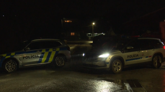 Muž, ktorý mal legálne vlastniť zbrane, držal v Golianove svoje dve malé deti.