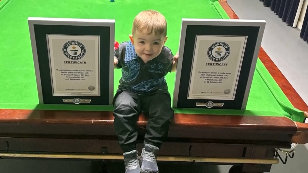 VIDEO: Dvojročn&yacute; chlapec z Manchestru prekonal dva svetov&eacute; rekordy v snookri