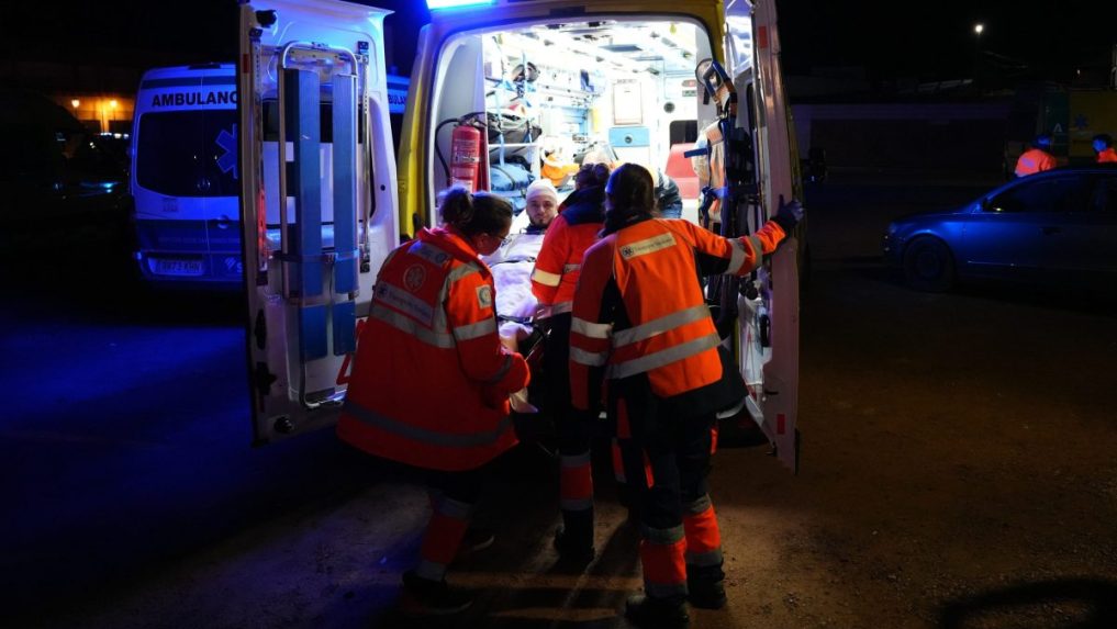 Na snímke záchranári zasahujú na mieste zrážky vlakov na juhu Španielska.