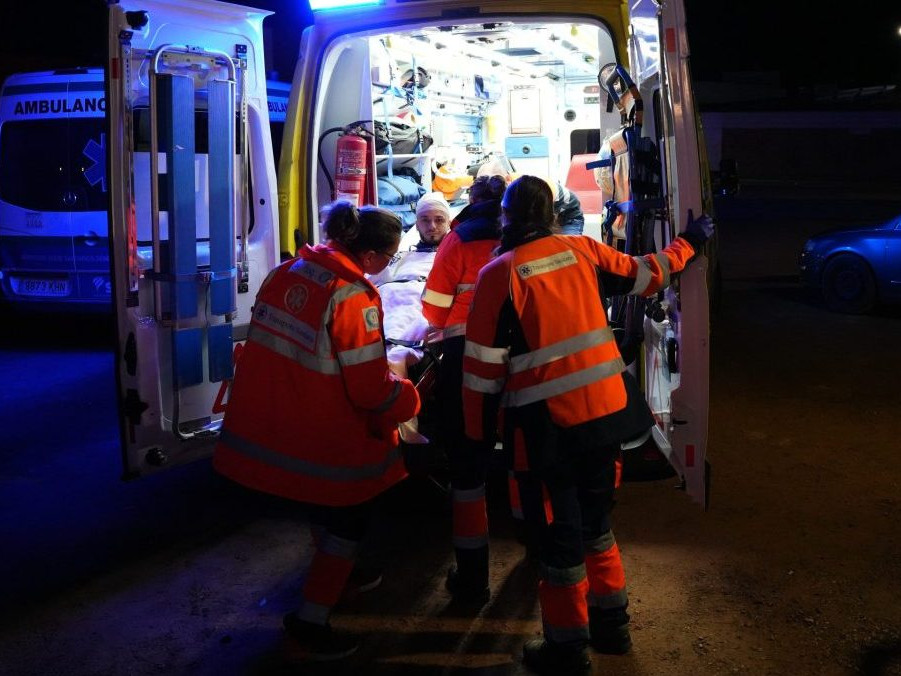 Na snímke záchranári zasahujú na mieste zrážky vlakov na juhu Španielska.