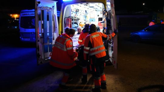 Na snímke záchranári zasahujú na mieste zrážky vlakov na juhu Španielska.