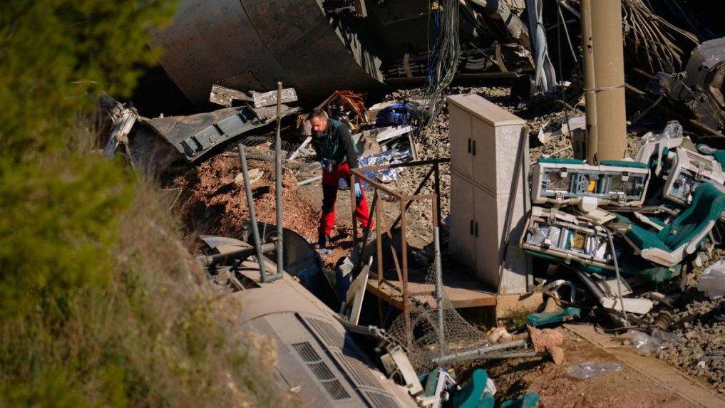 Príslušníci španielskej Občianskej gardy pracujú na mieste zrážky dvoch vlakov v meste Adamuz, na juhu Španielska.