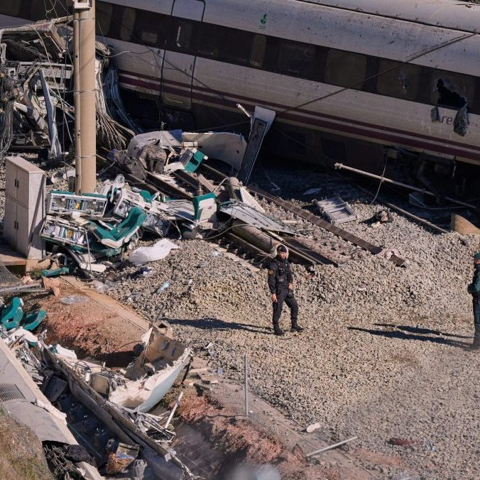 Príslušníci španielskej Občianskej gardy pracujú na mieste zrážky dvoch vlakov v meste Adamuz, na juhu Španielska