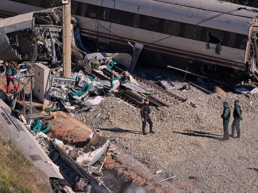 Príslušníci španielskej Občianskej gardy pracujú na mieste zrážky dvoch vlakov v meste Adamuz, na juhu Španielska
