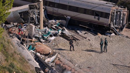 Príslušníci španielskej Občianskej gardy pracujú na mieste zrážky dvoch vlakov v meste Adamuz, na juhu Španielska