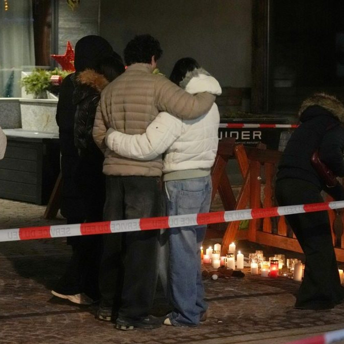 udia kladú sviečky a zapaľujú sviečky za obete nočného požiaru v bare v luxusnom švajčiarskom lyžiarskom stredisku Crans Montana.