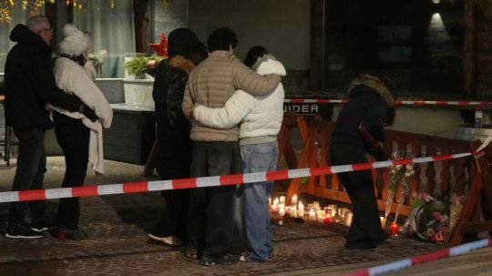 udia kladú sviečky a zapaľujú sviečky za obete nočného požiaru v bare v luxusnom švajčiarskom lyžiarskom stredisku Crans Montana.