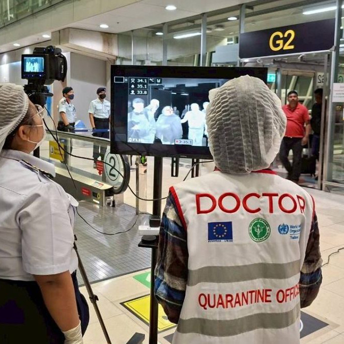 Na snímke kontrola na letisku.