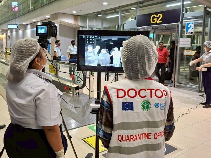 Na snímke kontrola na letisku.