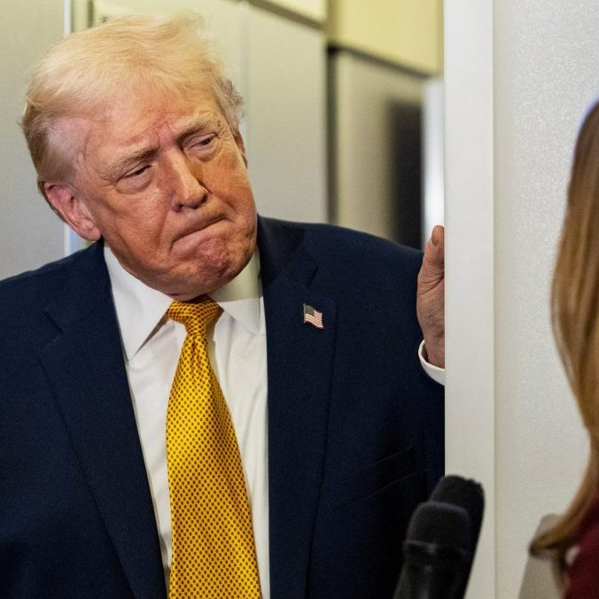 Donald Trump odpovedá na otázky novinárov na palube lietadla Air Force One.