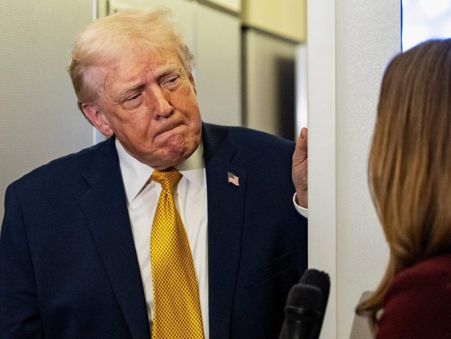 Donald Trump odpovedá na otázky novinárov na palube lietadla Air Force One.