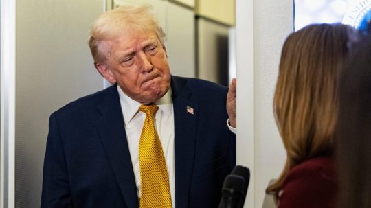 Donald Trump odpovedá na otázky novinárov na palube lietadla Air Force One.