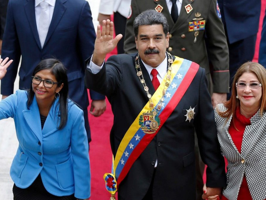 Venezuelská viceprezidentka Delcy Rodríguezová s prezidentom Madurom a jeho manželkou.